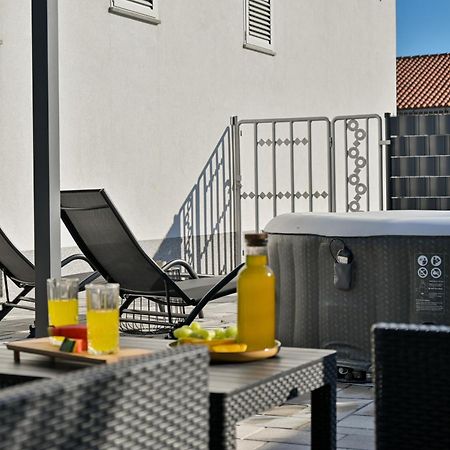 Luxury Apartment With Garden Jacuzzi And Wellness 트로기르 외부 사진
