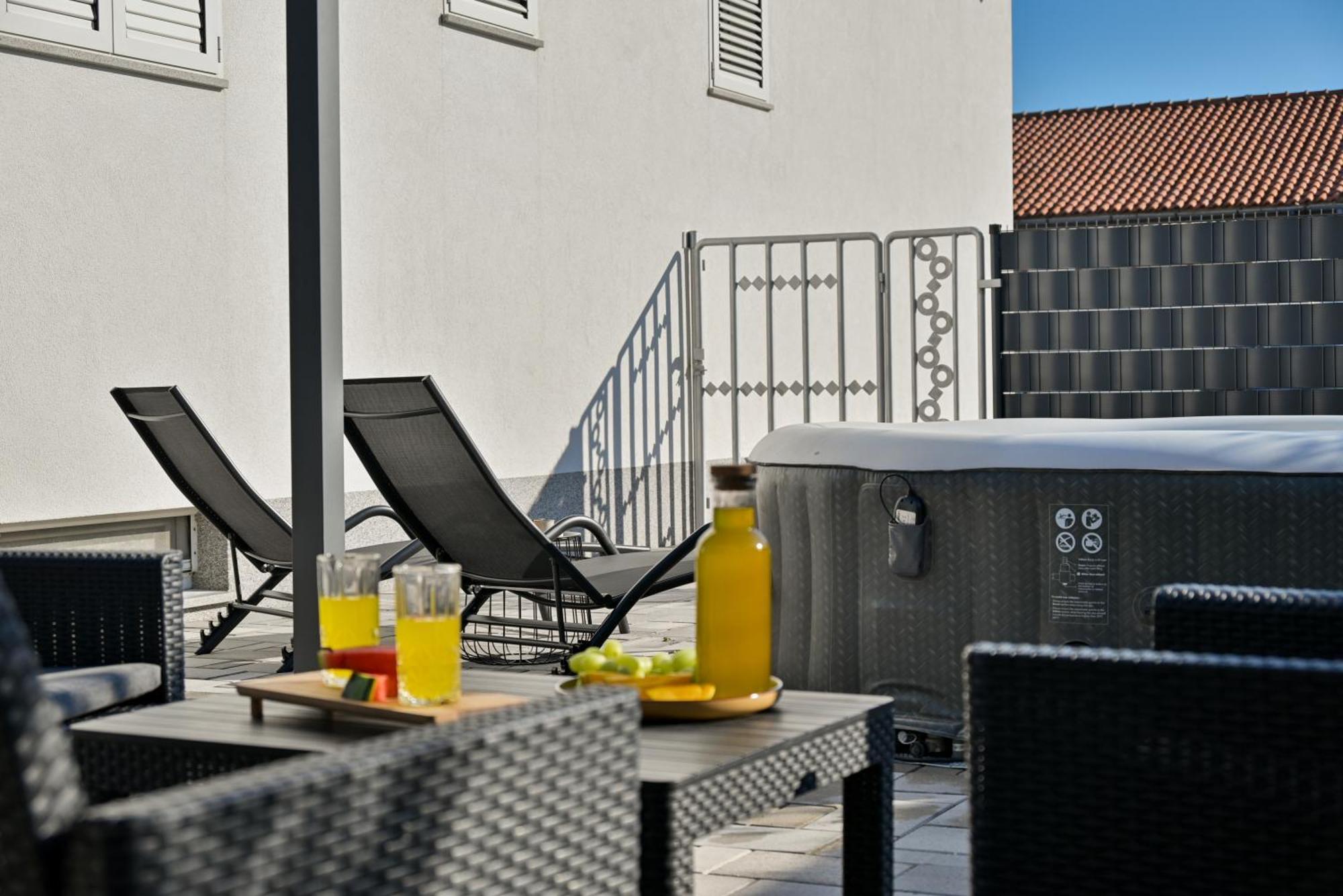 Luxury Apartment With Garden Jacuzzi And Wellness 트로기르 외부 사진