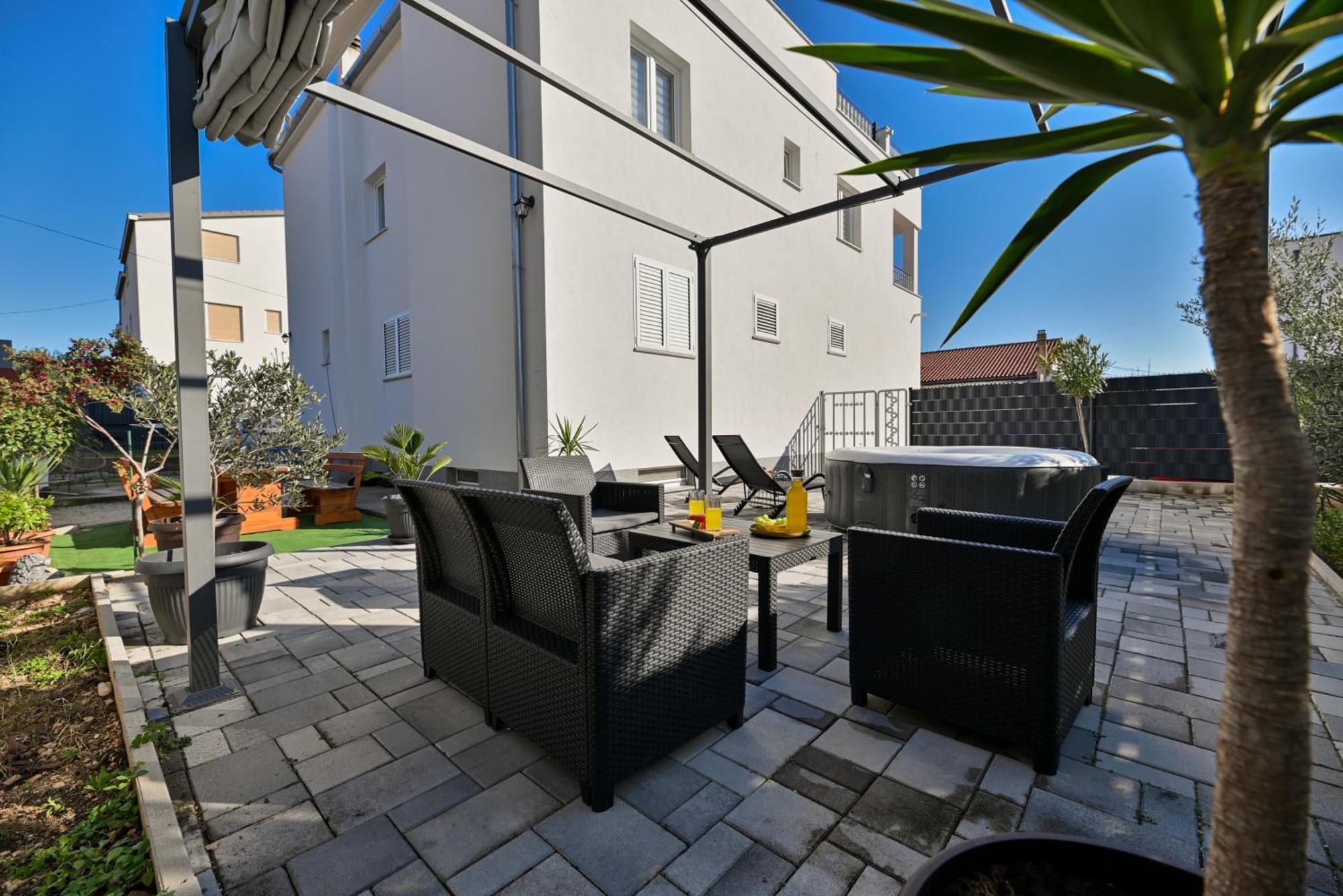 Luxury Apartment With Garden Jacuzzi And Wellness 트로기르 외부 사진