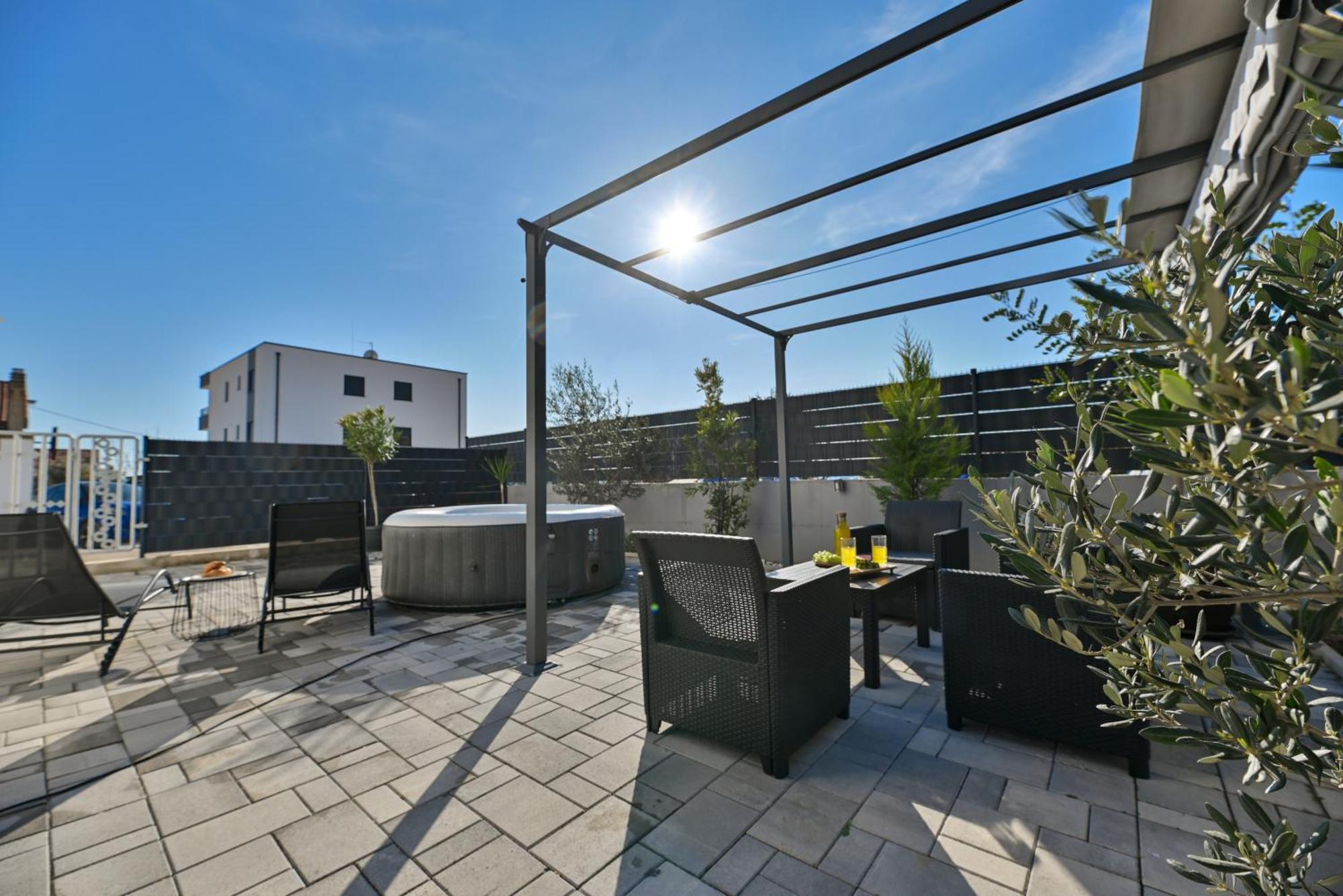 Luxury Apartment With Garden Jacuzzi And Wellness 트로기르 외부 사진