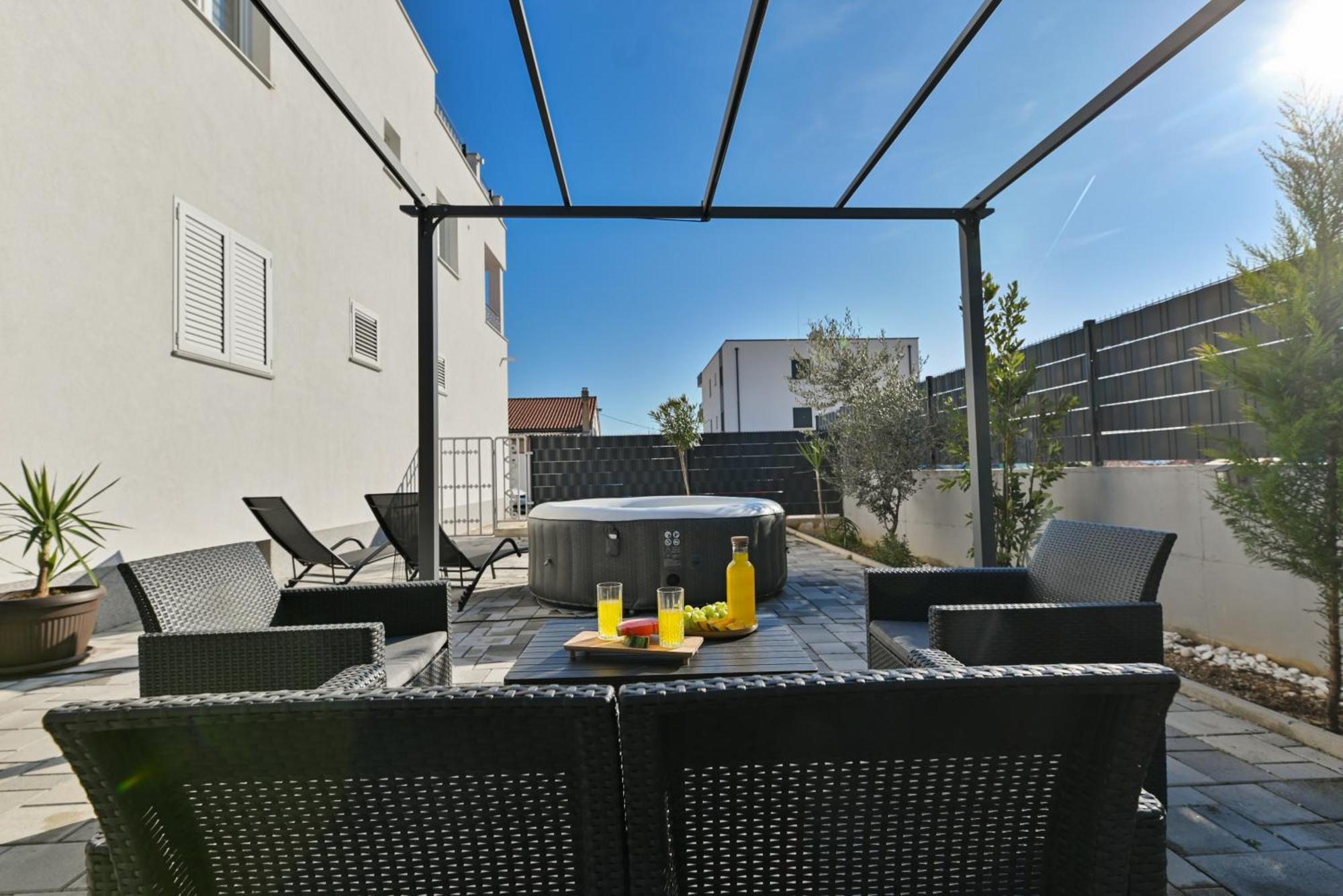Luxury Apartment With Garden Jacuzzi And Wellness 트로기르 외부 사진