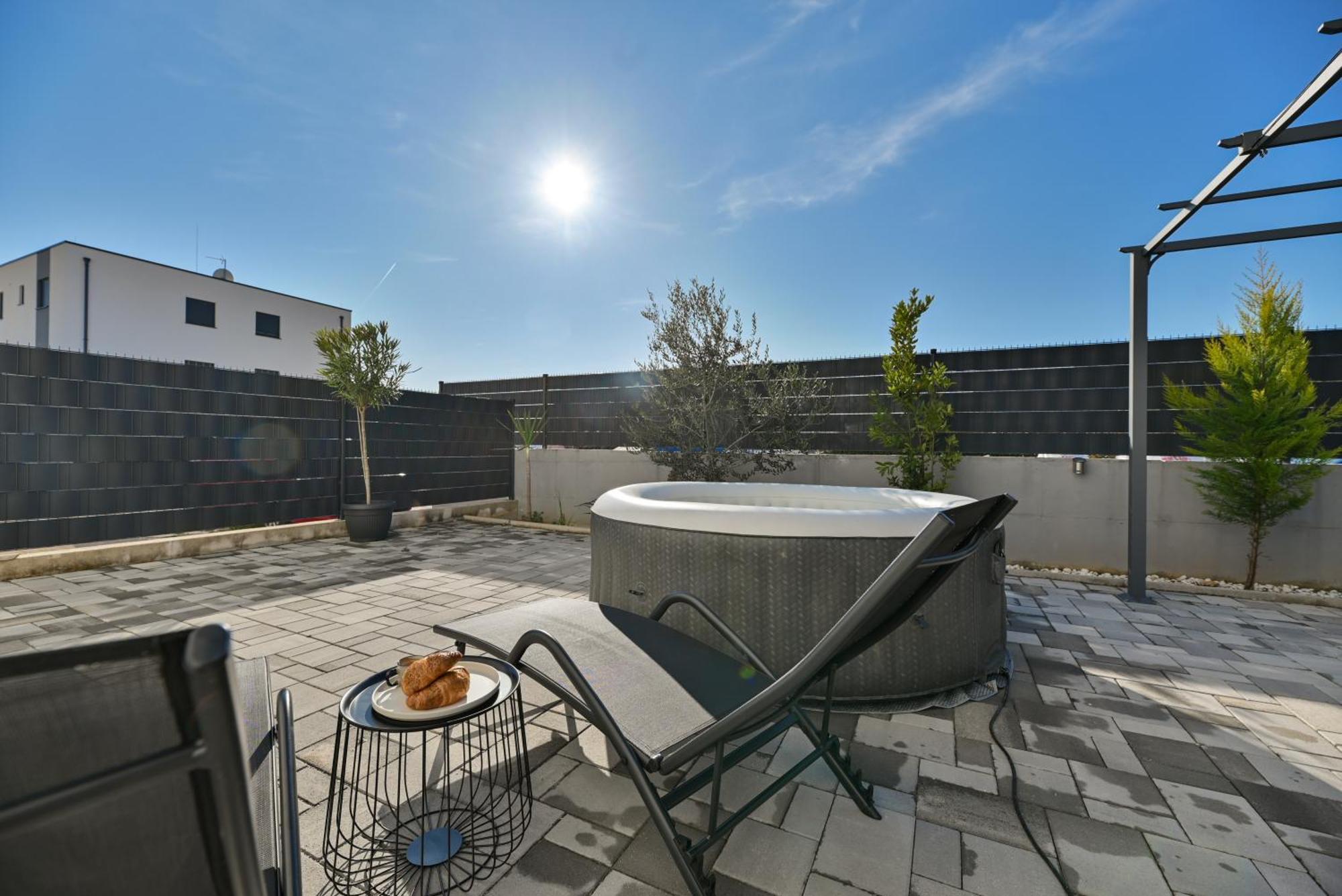 Luxury Apartment With Garden Jacuzzi And Wellness 트로기르 외부 사진