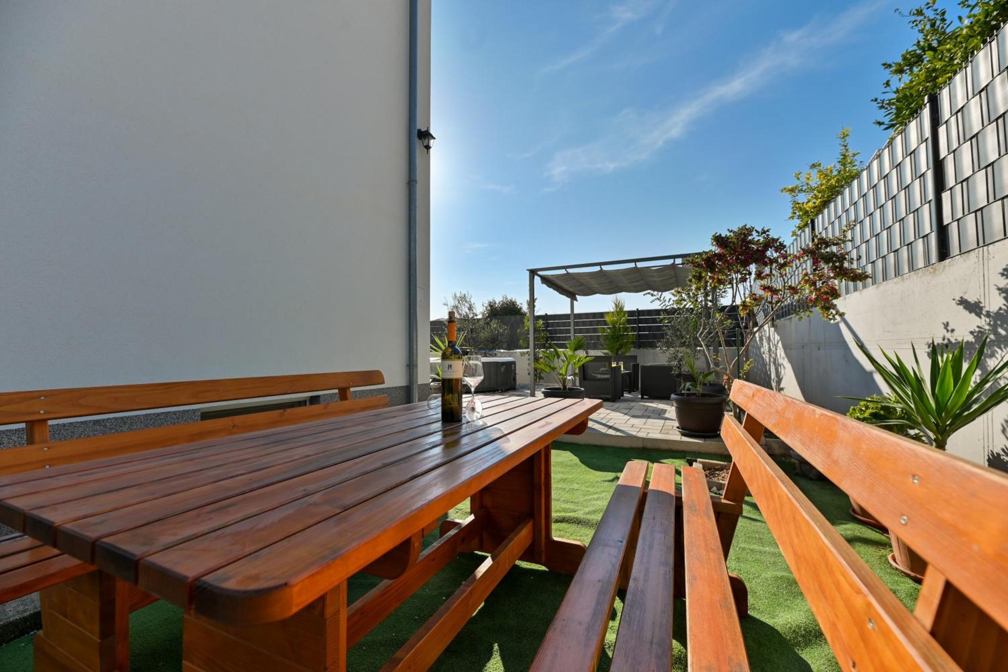 Luxury Apartment With Garden Jacuzzi And Wellness 트로기르 외부 사진