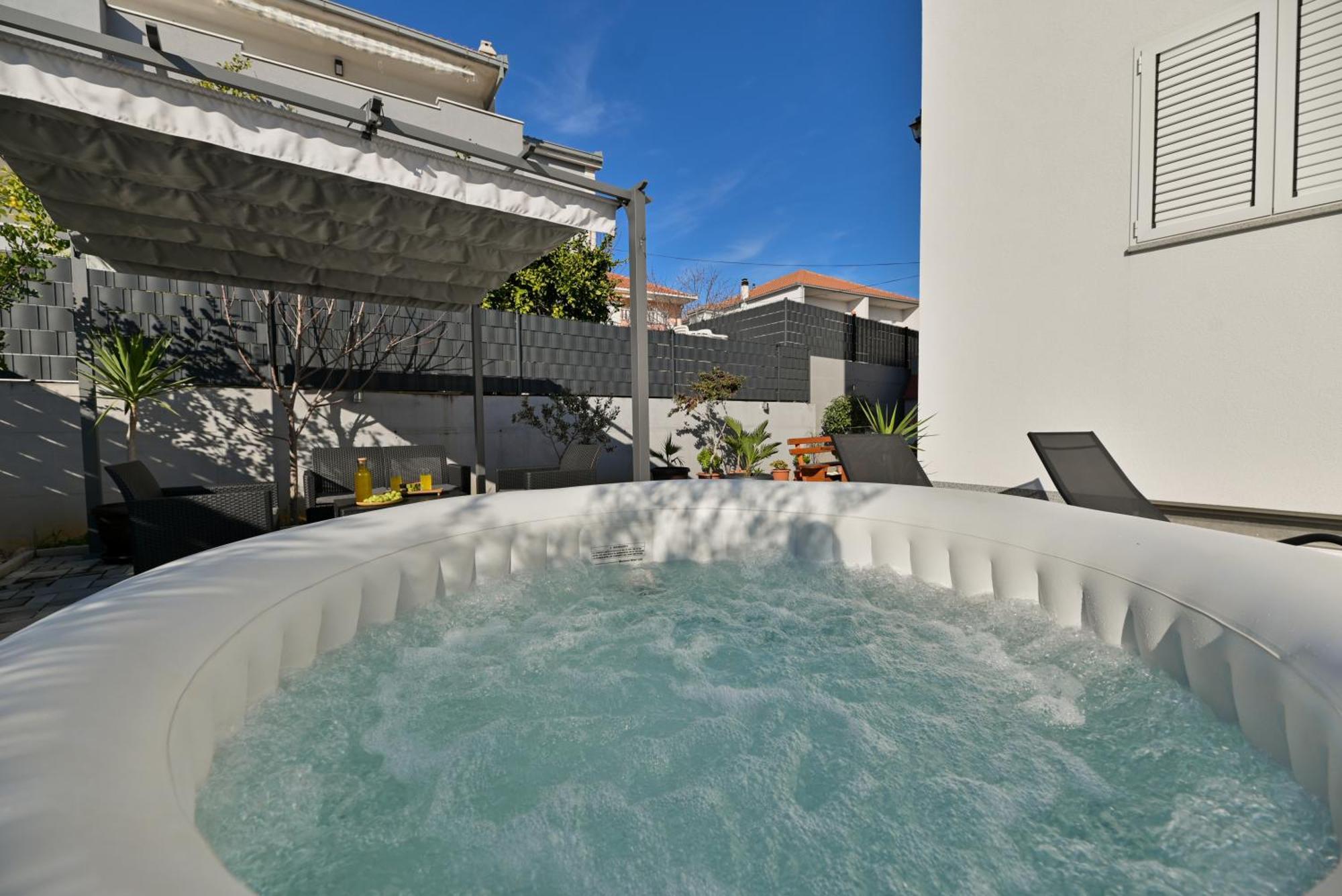 Luxury Apartment With Garden Jacuzzi And Wellness 트로기르 외부 사진