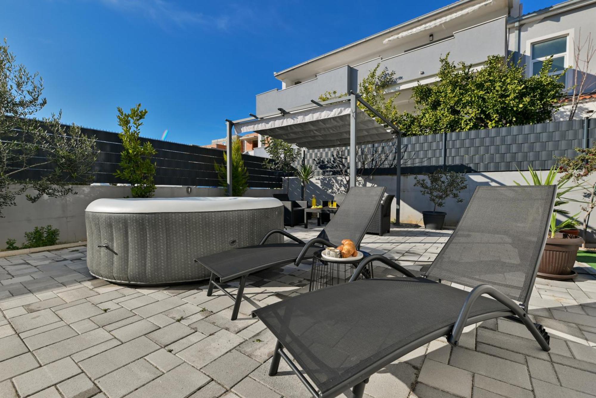 Luxury Apartment With Garden Jacuzzi And Wellness 트로기르 외부 사진