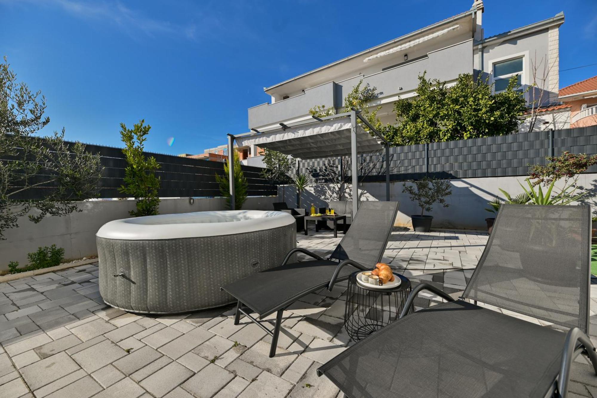 Luxury Apartment With Garden Jacuzzi And Wellness 트로기르 외부 사진