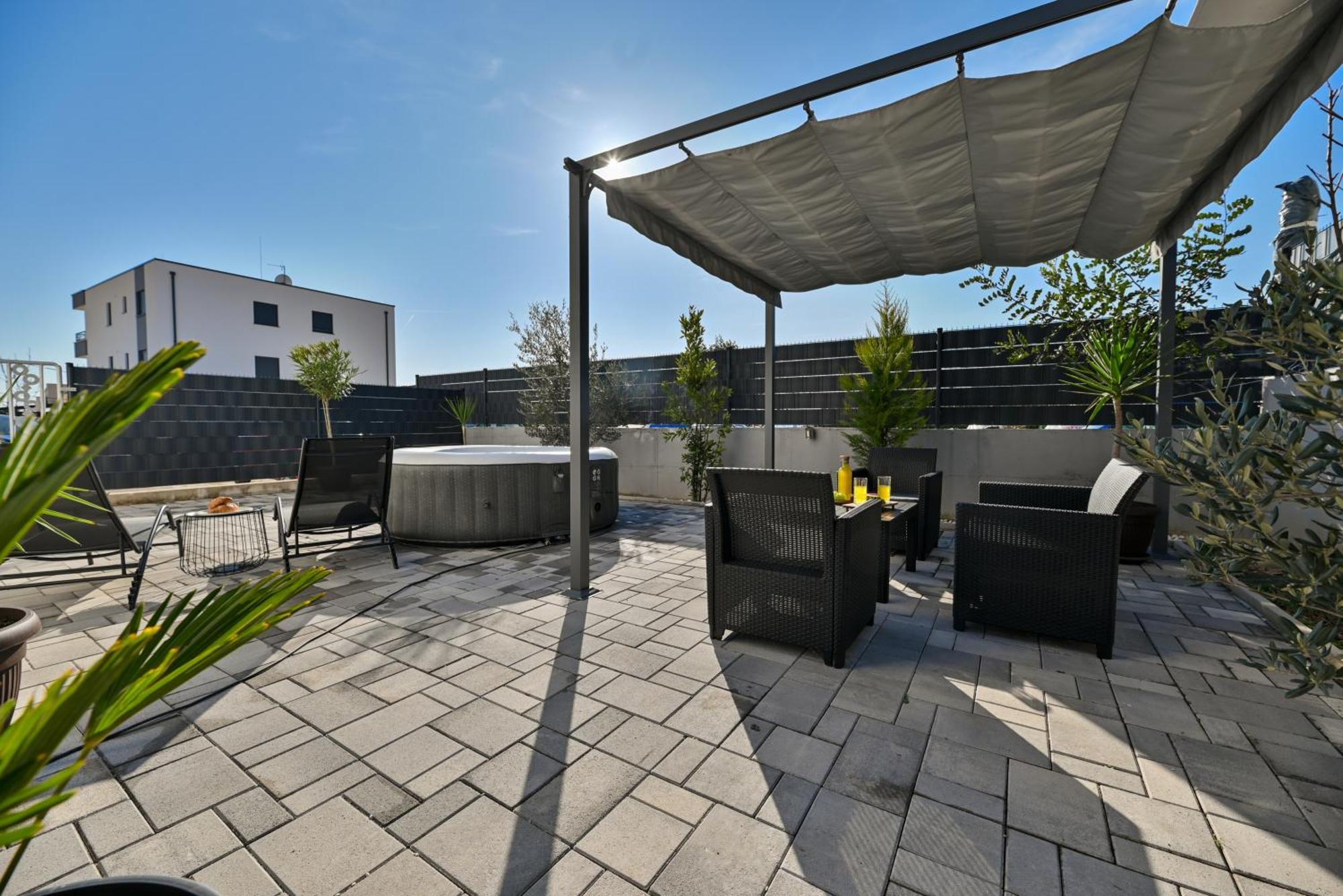 Luxury Apartment With Garden Jacuzzi And Wellness 트로기르 외부 사진