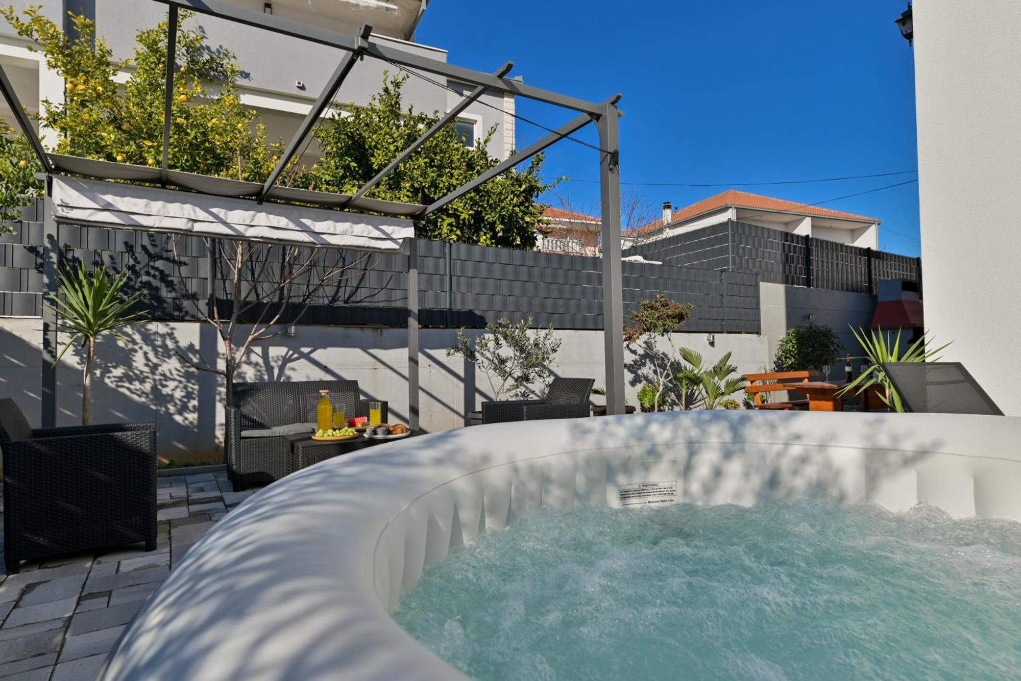 Luxury Apartment With Garden Jacuzzi And Wellness 트로기르 외부 사진