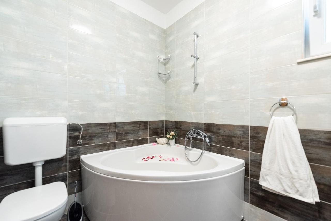 Luxury Apartment With Garden Jacuzzi And Wellness 트로기르 외부 사진